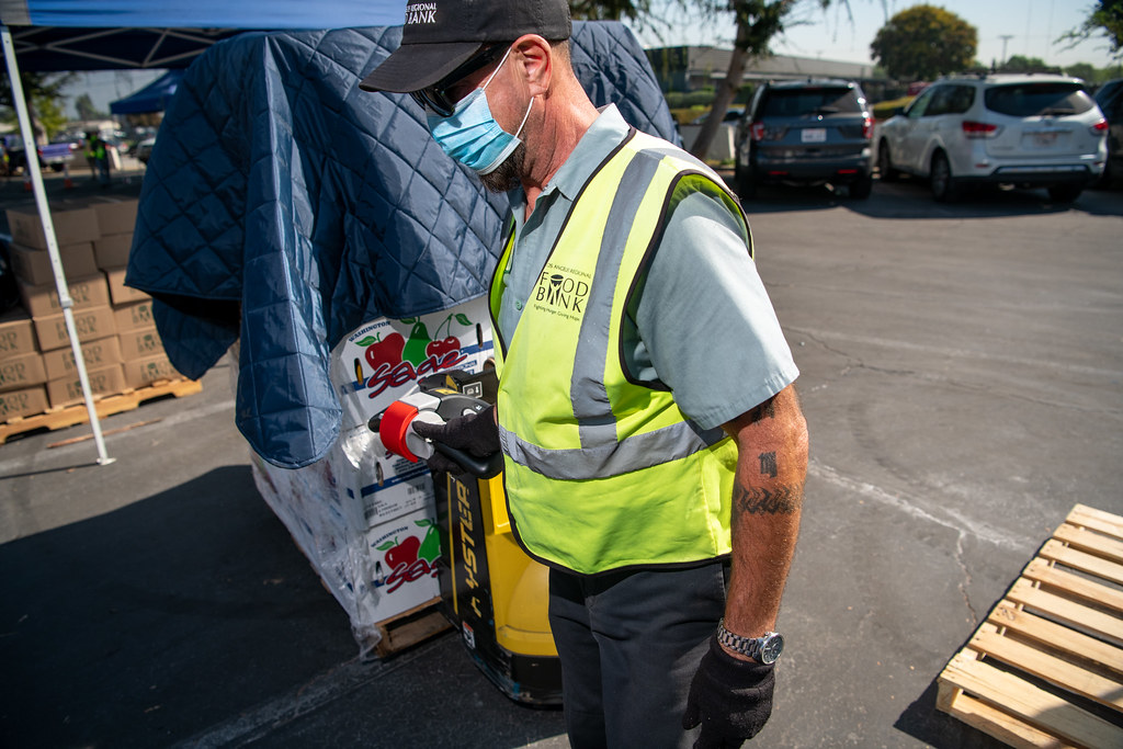 Food DistributionArcadia L.A. Regional Food Bank worker V… Flickr