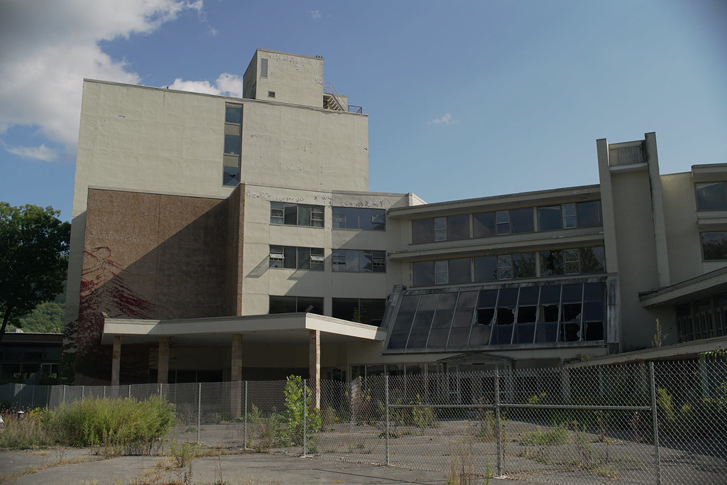 DSC00601 Nevele Grand Hotel, Ellenville NY. Main building … Flickr