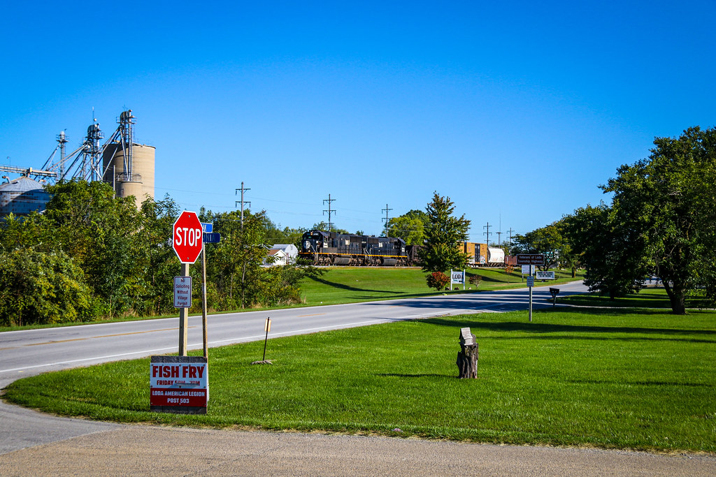 Loda CN A408 rolls through the town of Loda, Illinois behi… Flickr