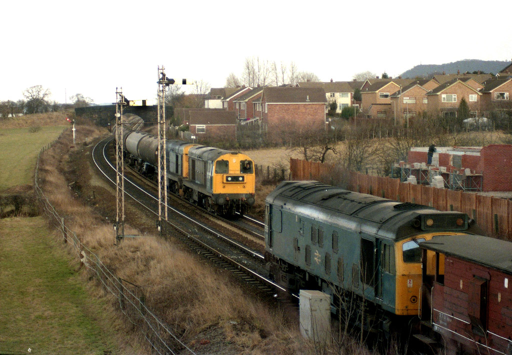 Crossing trains at Helsby, 6.3.86 25032 approaches 20180 a… Flickr