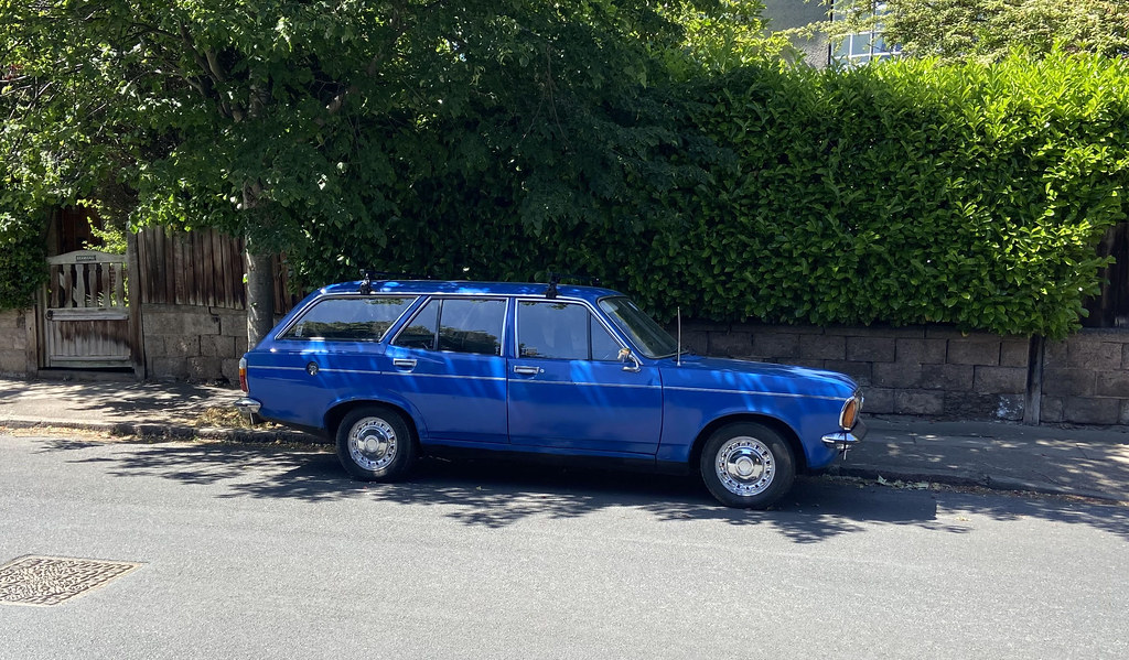 1977_Hillman Avenger Estate_Styvechale Avenue_Earlsdon_Cov… Flickr