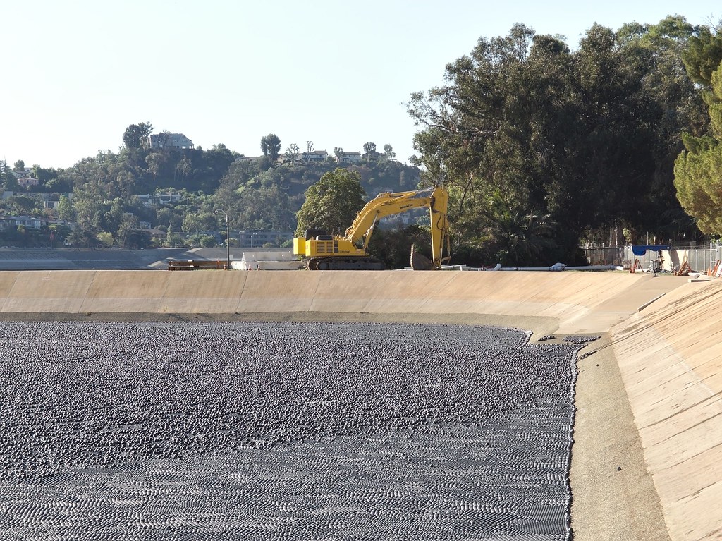 The Ivanhoe Reservoir filled with Shade balls By Junkyards… Flickr