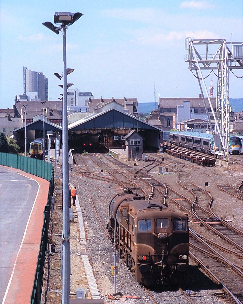 i0973s Limerick 23609 152 picks up fuel tanks from the … Flickr