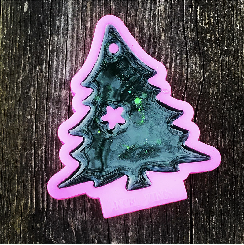 a simple diy resin christmas tree ornament christmas gift idea
