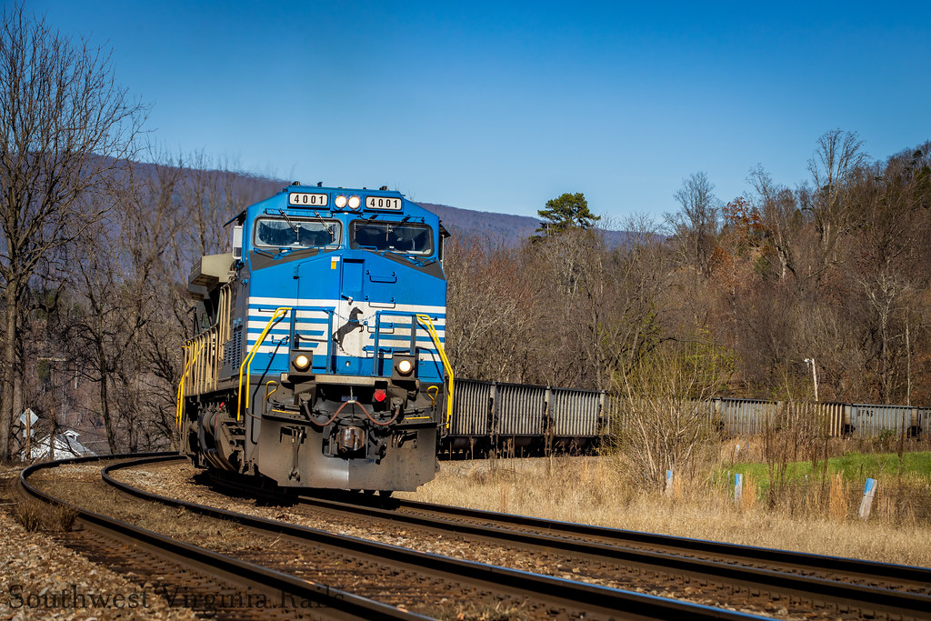 4001 leading NS 815. Wabun, VA. The blue AC44C6M rebuild … Flickr