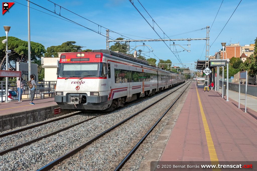 447 a Sant Feliu La 447131 en doble amb una altra 447 fen… Flickr