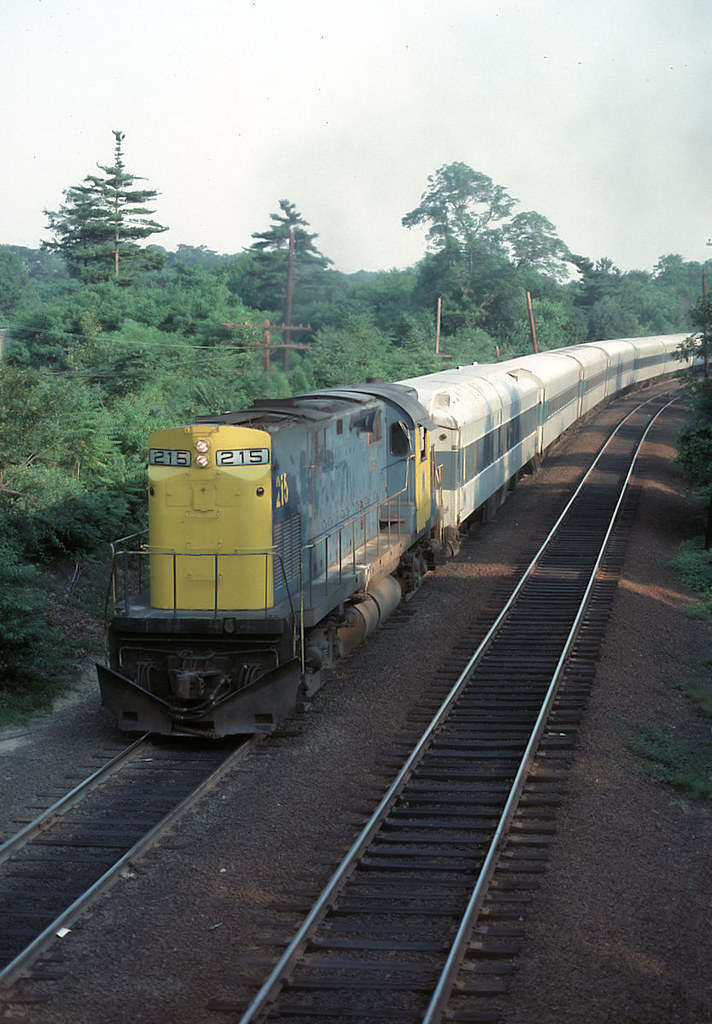 LIRR 215 Roslyn, NY A rush hour train departing Roslyn Sta… Flickr