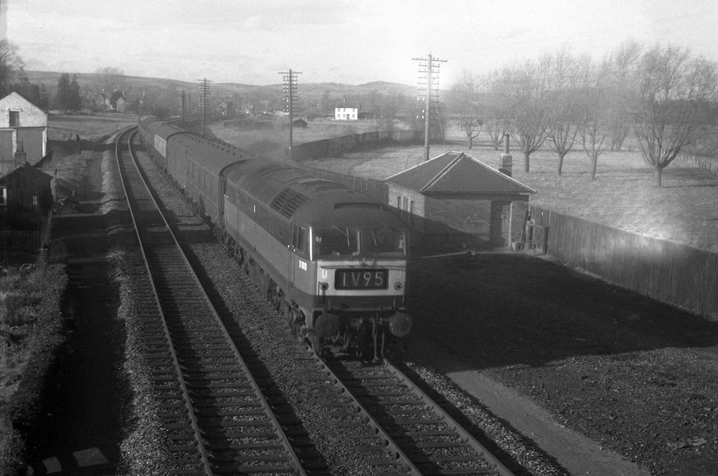 D1910 class 47 is approaching Leominster Station with a 1V95 17.25