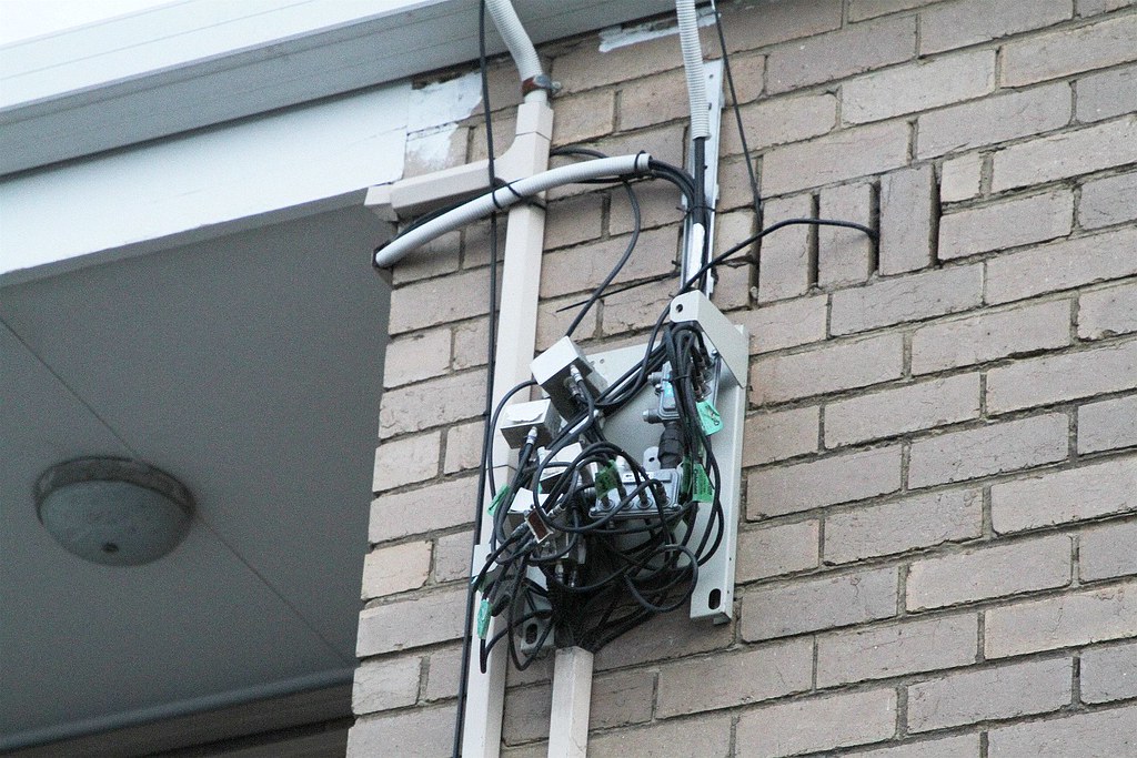 Rates nest of wires from a NBN HFC distribution box hangin… Flickr