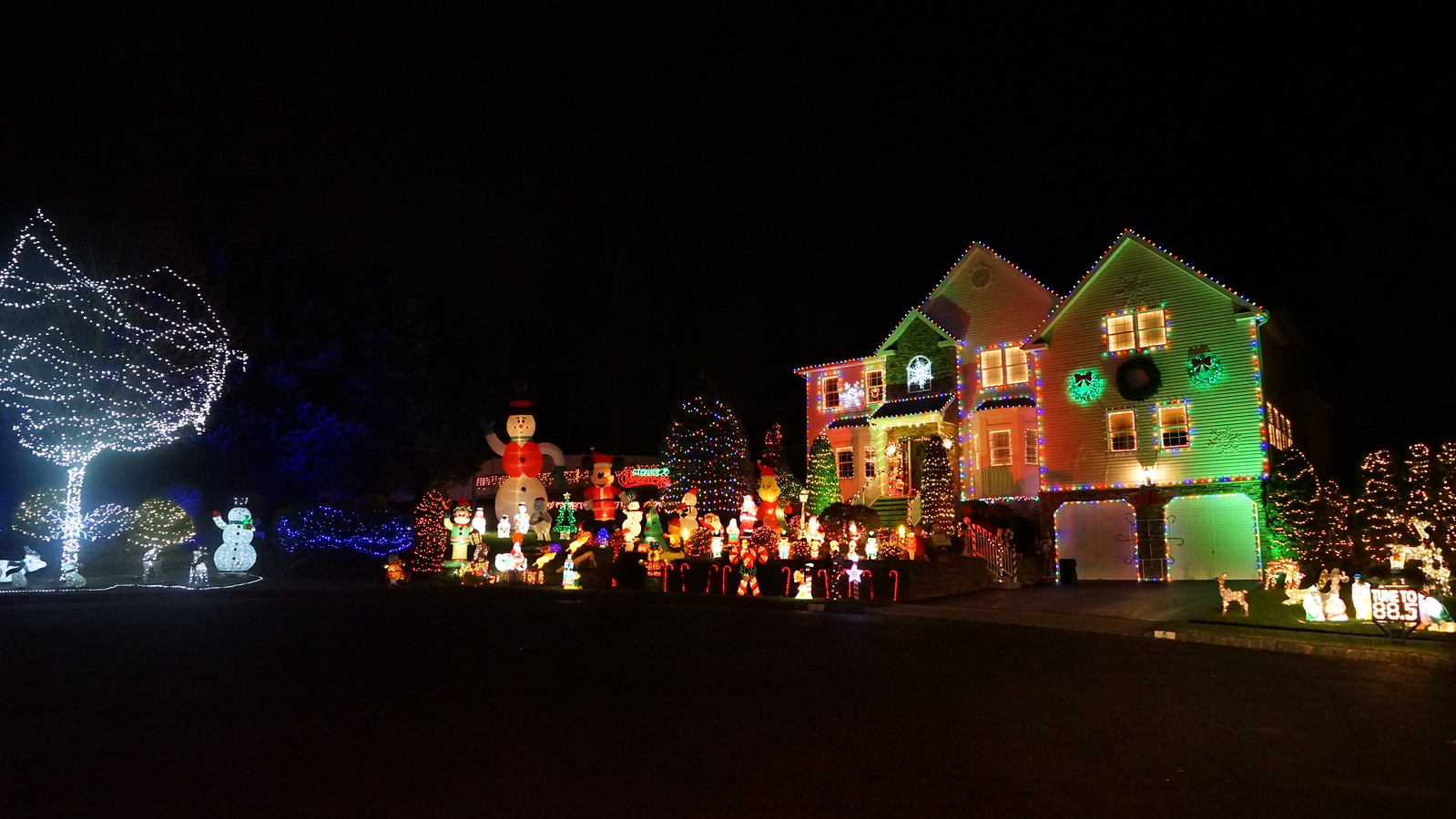 2020.12.12; The Lights on Meredith Way Hazlet Flickr