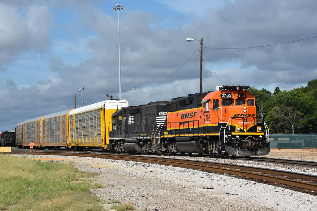 BNSF GP393 2703 BNSF Yard Job working BNSF East Thomas Ya… Flickr
