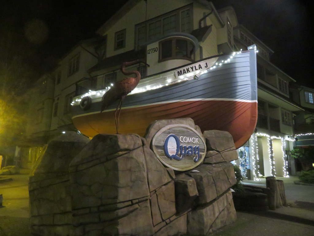 Comox Valley and beyond... Christmas lights on Comox Avenue