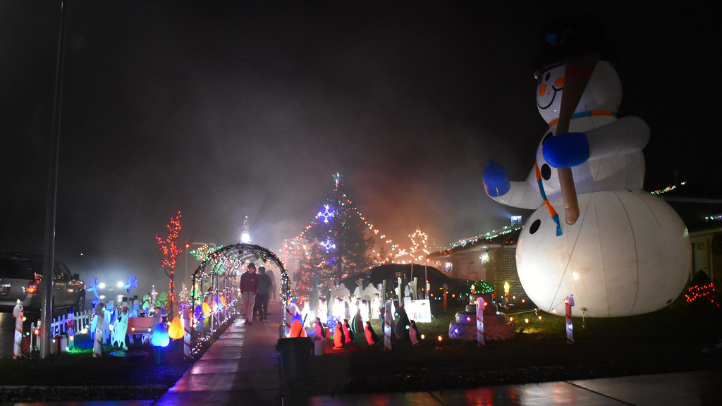 Giant Frosty The famous Christmas house in Tinley Park, IL… Robby