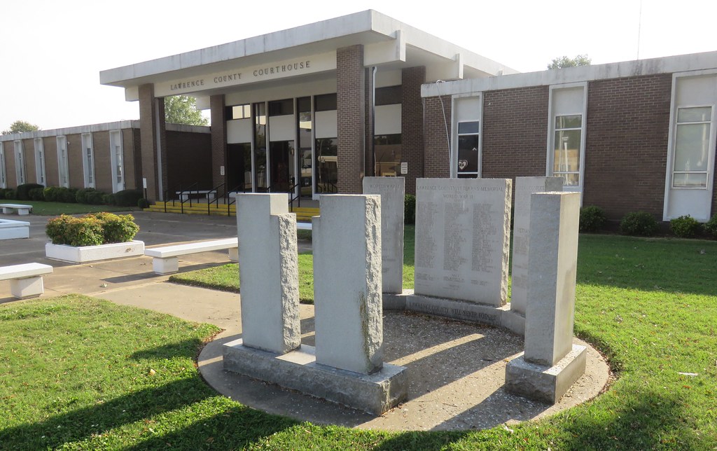 Lawrence County Courthouse and VFW Monument (Walnut Ridge,… Flickr