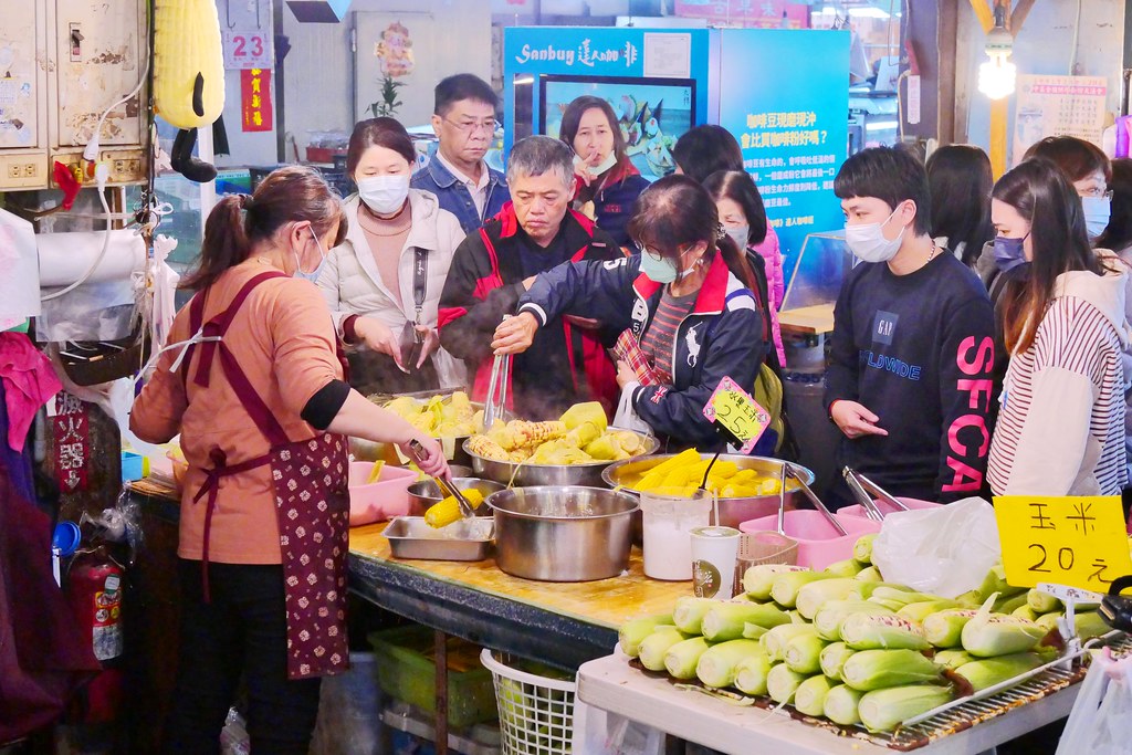 新一點利黃昏市場水煮玉米_台中北屯：天天大排隊搶買玉米攤！現煮玉米每支20元飽滿脆甜多汁必吃！