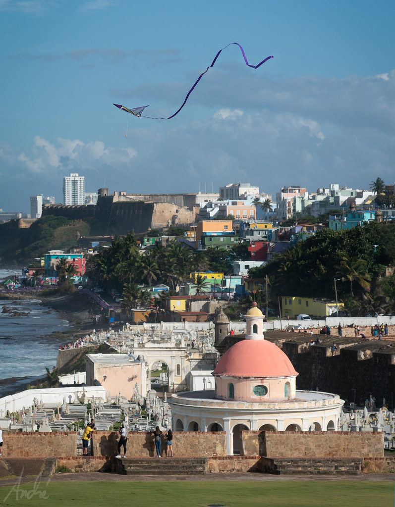 Kite Flying Flying Kites on the grounds of El Morro Fort i… Flickr