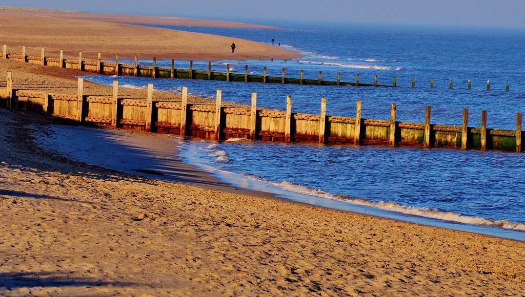 Walking the dog on quiet beach Skegness beach between Nort… Flickr