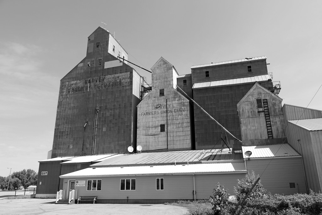 Harvey Farmers Union Elev Grain elevators in Harvey, North… Flickr