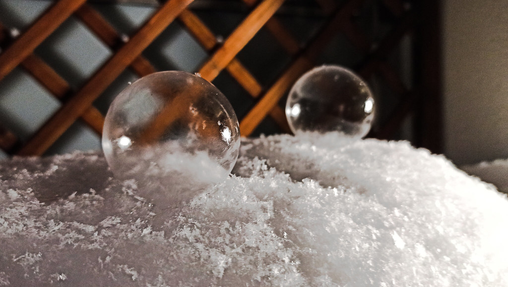 Freeze soap bubbles Roman Sroda Flickr