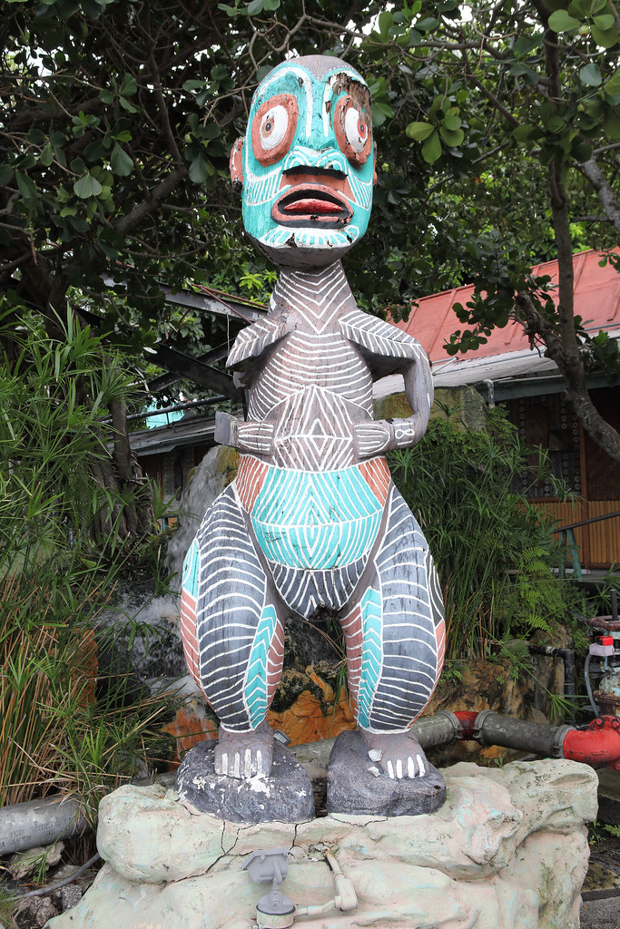 Giant Tiki A giant tiki statue outside the MaiKai Polynes… Flickr