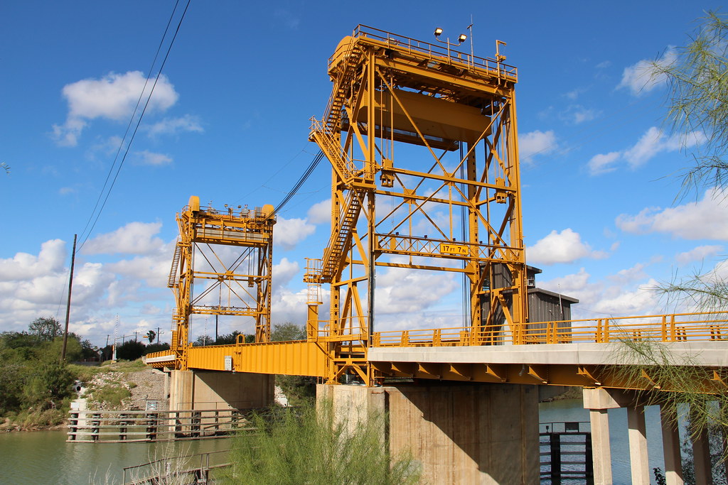 Arroyo Colorado Lift Bridge (Rio Hondo, Texas) 1953 vertic… Flickr