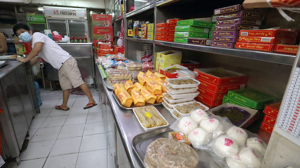 pork bun store Shanghai Fried Siopao Ongpin, Manila, Phil… Flickr
