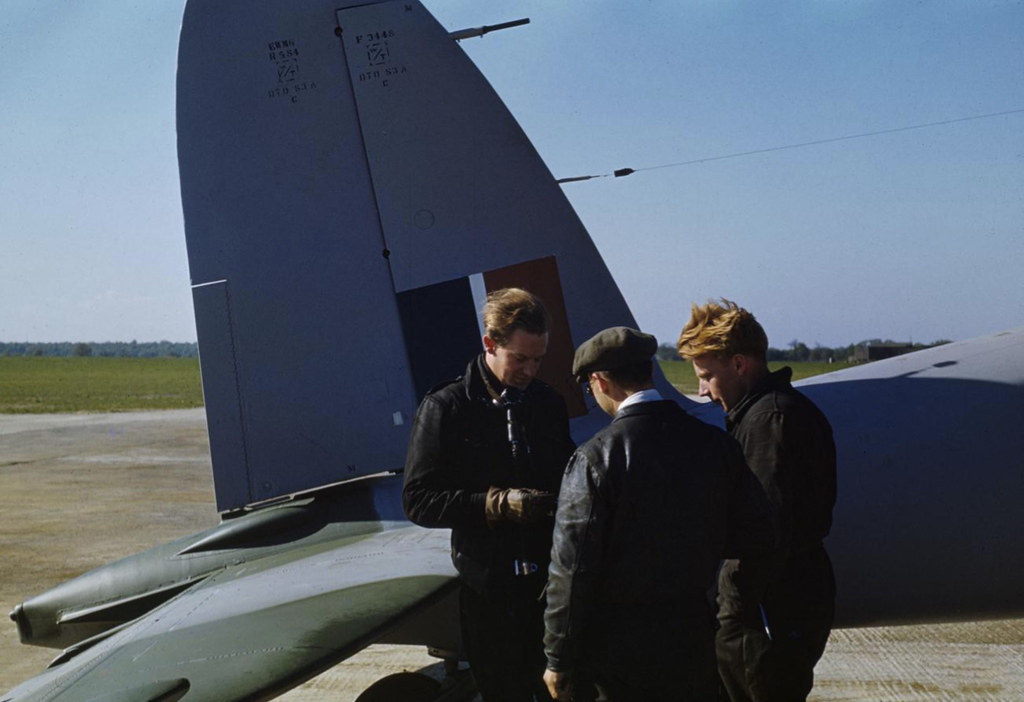 Mosquito aircraft at the De Havilland factory Building Mos… Flickr