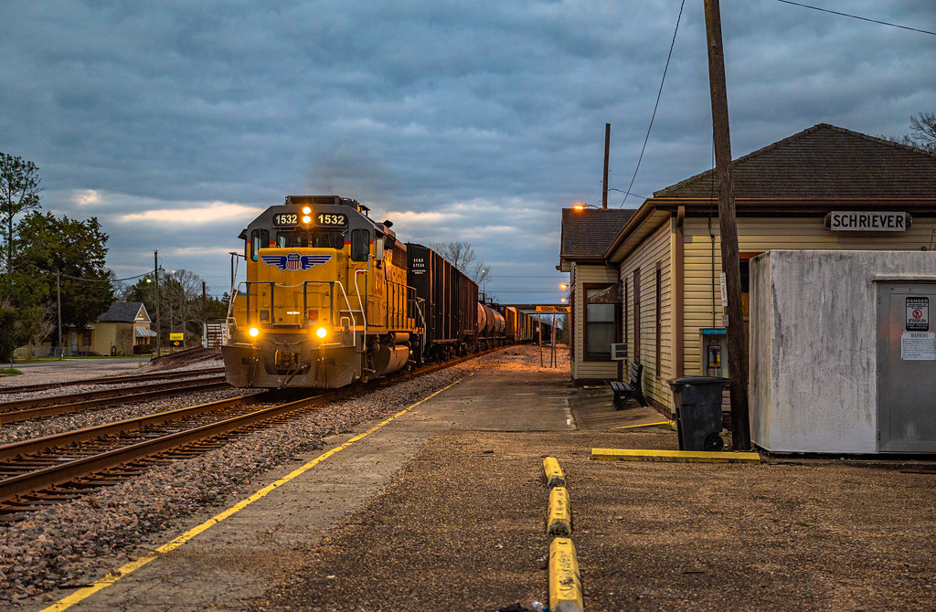 Blue Hour in Schriever UP local LLD51S by the depot at Sch… Flickr