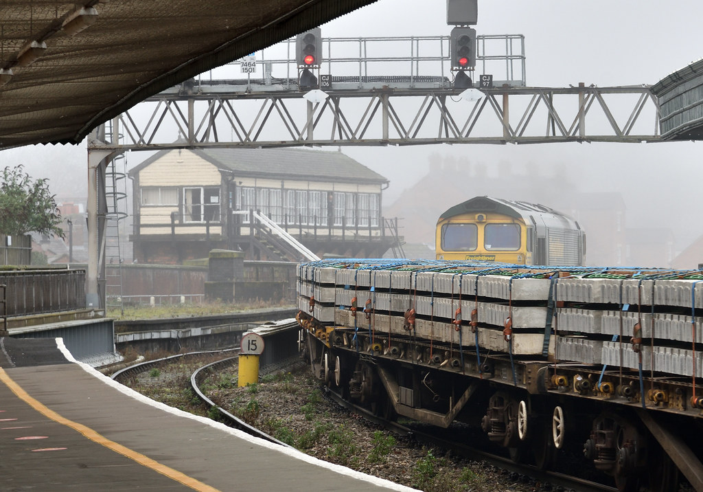 66545 Shrewsbury 66545 passes Crewe Junction signal box on… Flickr