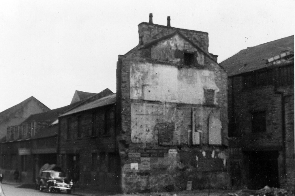 North Tay Street Entrance to Gowan's Court Date August 19… Flickr