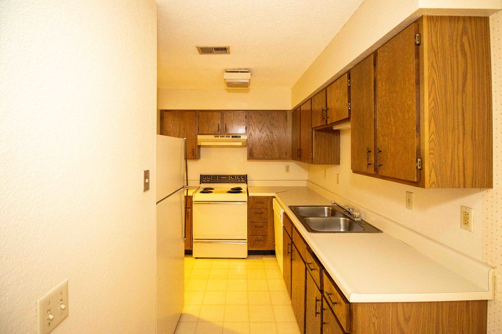 MeheliPines2BedroomApartmentsSpringfieldMO7069IMG_7… Flickr