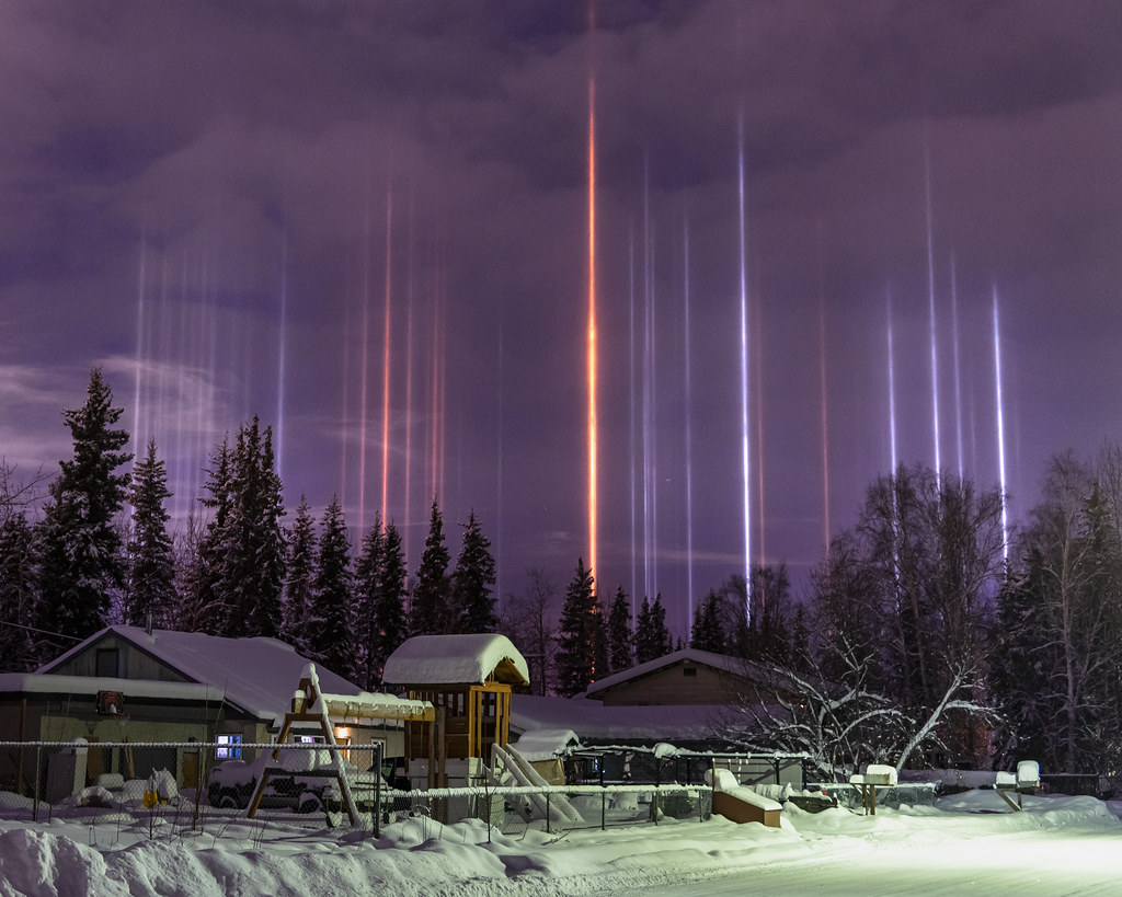 Light Pillars over Fairbanks Cold nights (2 degrees Fahre… Flickr