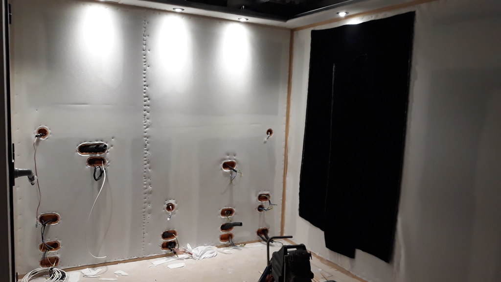 Sala dedicada insonorizada de pequeñas dimensiones (14m2 iniciales)