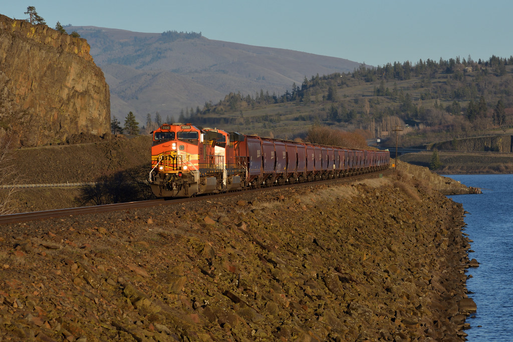 Bingen, WA A BNSF grain train works its way west along the… Flickr