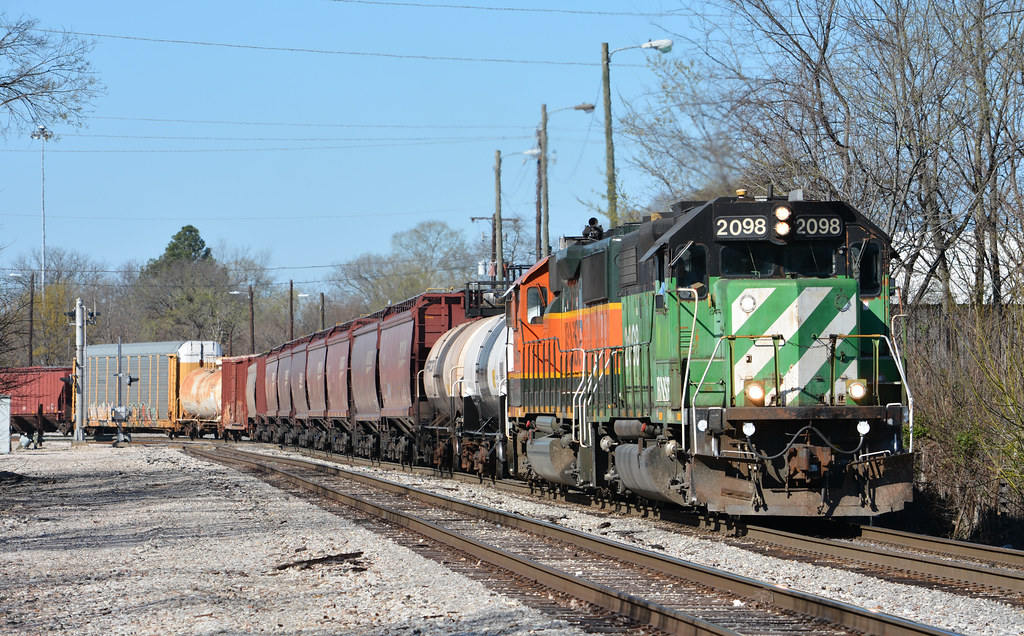 BNSF GP38 2098 BNSF Yard Job working East Thomas Yard at 1… Flickr