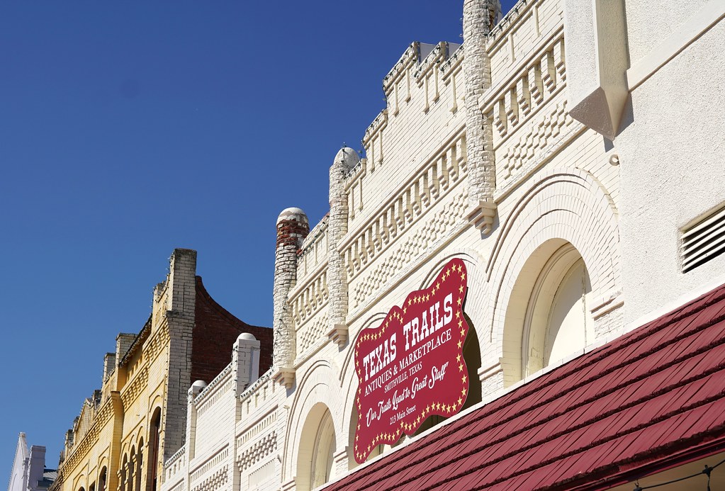Smithville, Texas The building in the center at 213 Main S… Flickr