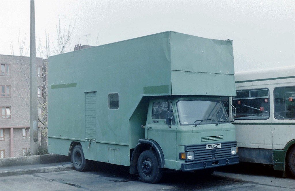 35F Harlow Garage, March 1991. Philip Hambling Flickr
