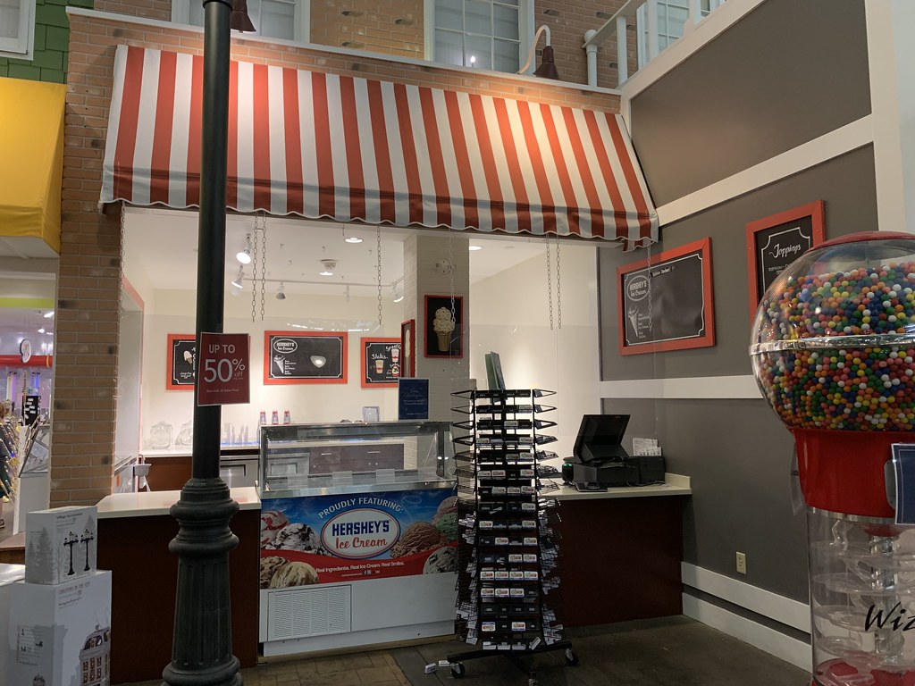 Yankee Candle Village interior Yankee Candle Village (45,0… Flickr