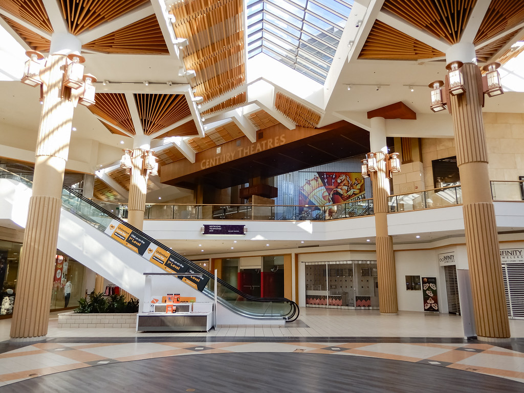 Center Court & Vacant Century Theaters "Stratford Square… Flickr