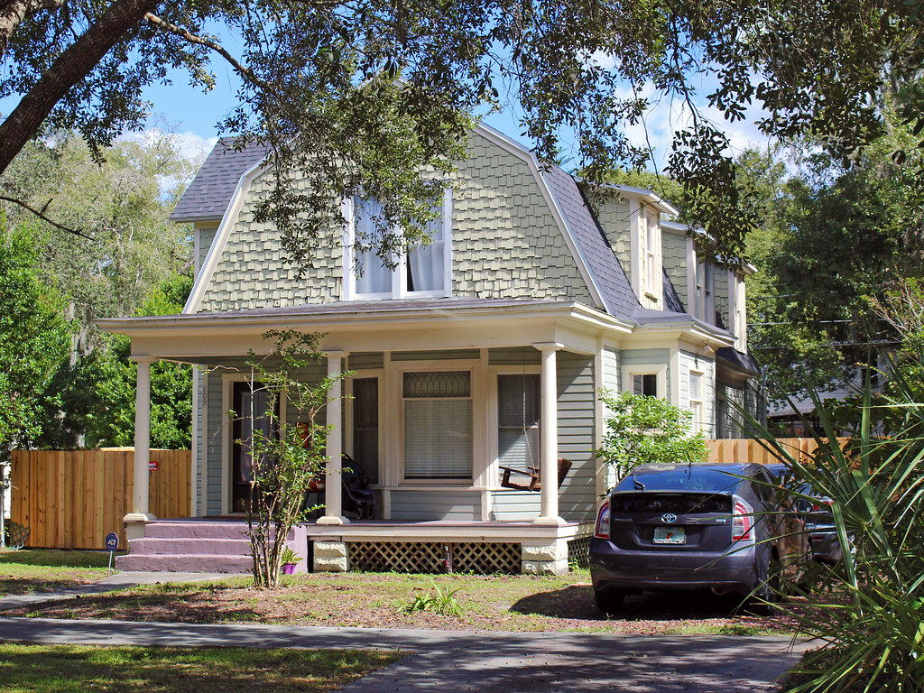Historic House, Sanford House with gambrel roof. House is … Flickr