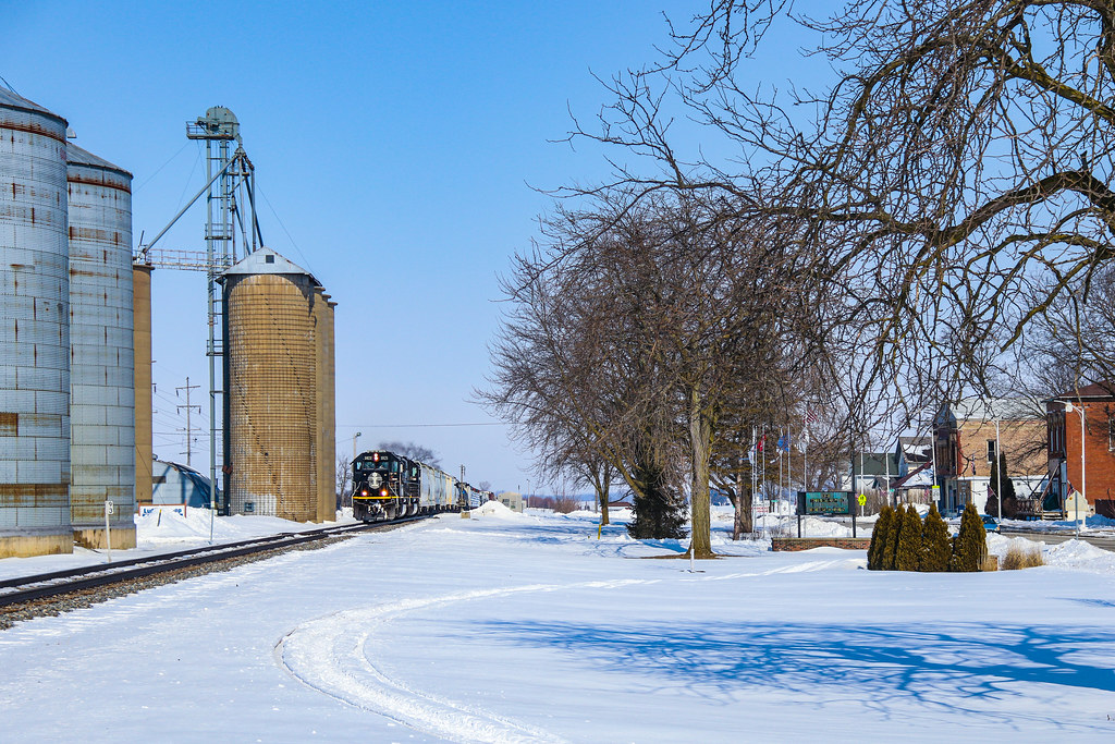 Buckley CN A408 passing the grain silos in Buckley, Illino… Flickr