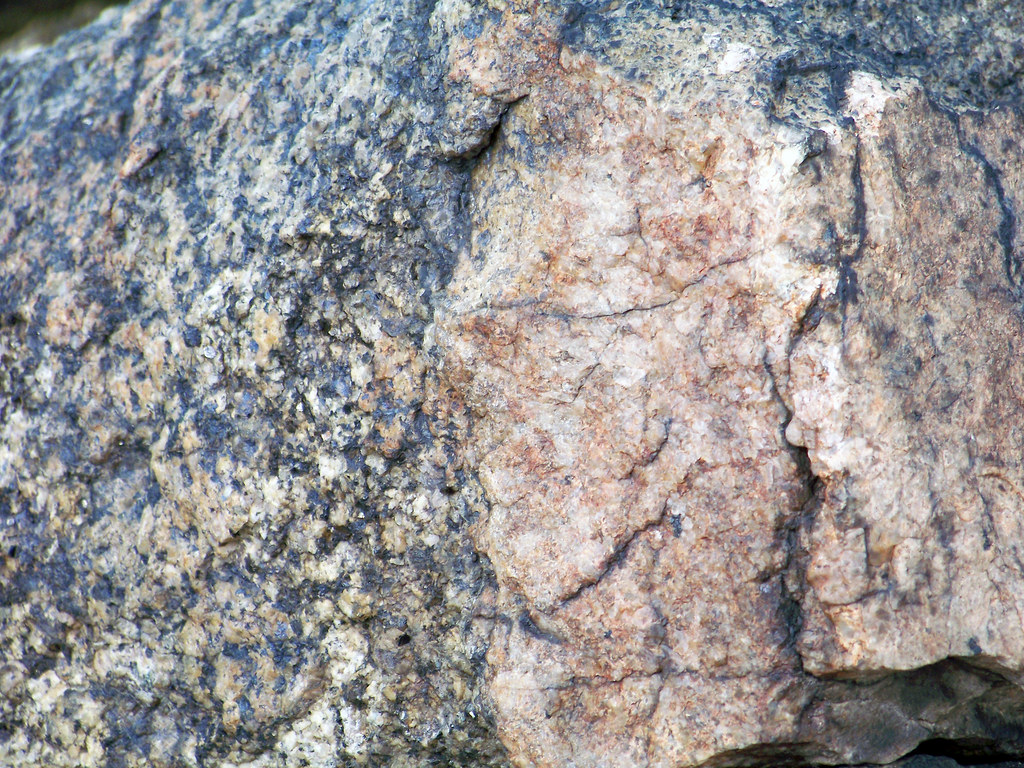 Aplite dike in Butte Quartz Monzonite (Late Cretaceous, 76… Flickr