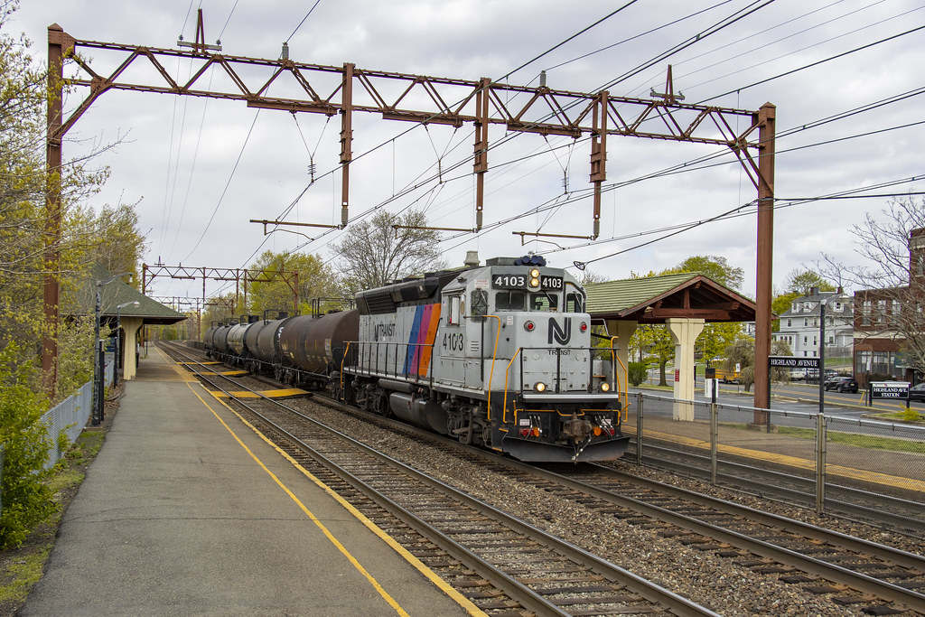 Freight at Highland Ave M&E MO1 heads west on the NJT Mor… Flickr