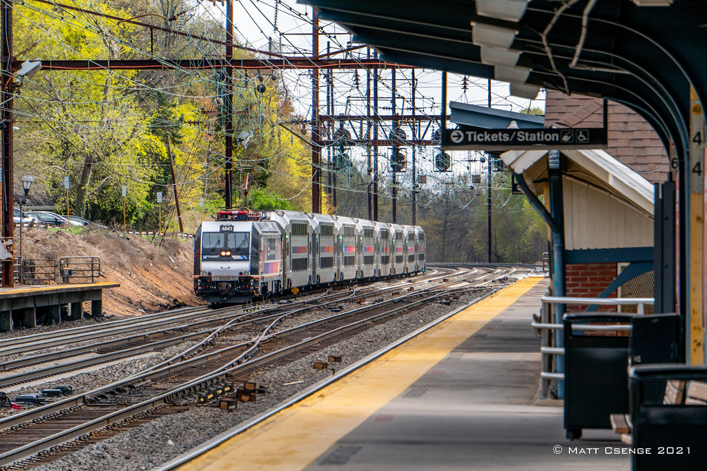 Westbound Local A Trentonbound NJ Transit train approache… Flickr