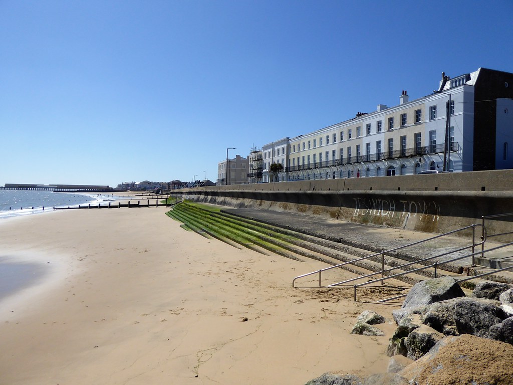 WaltonontheNaze, Essex. Glorious weather on 23rd April … Flickr