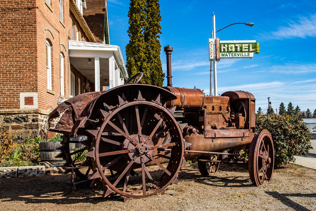 Waterville, WA. USA 04182021 Old Farm Tractor, Hotel Wa… Flickr