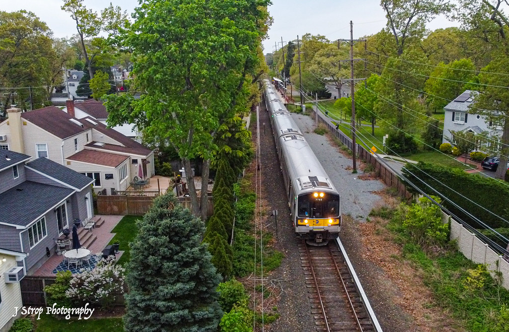 Malverne Suburbia Train 962 just east of Westwood Park, Ma… Joe