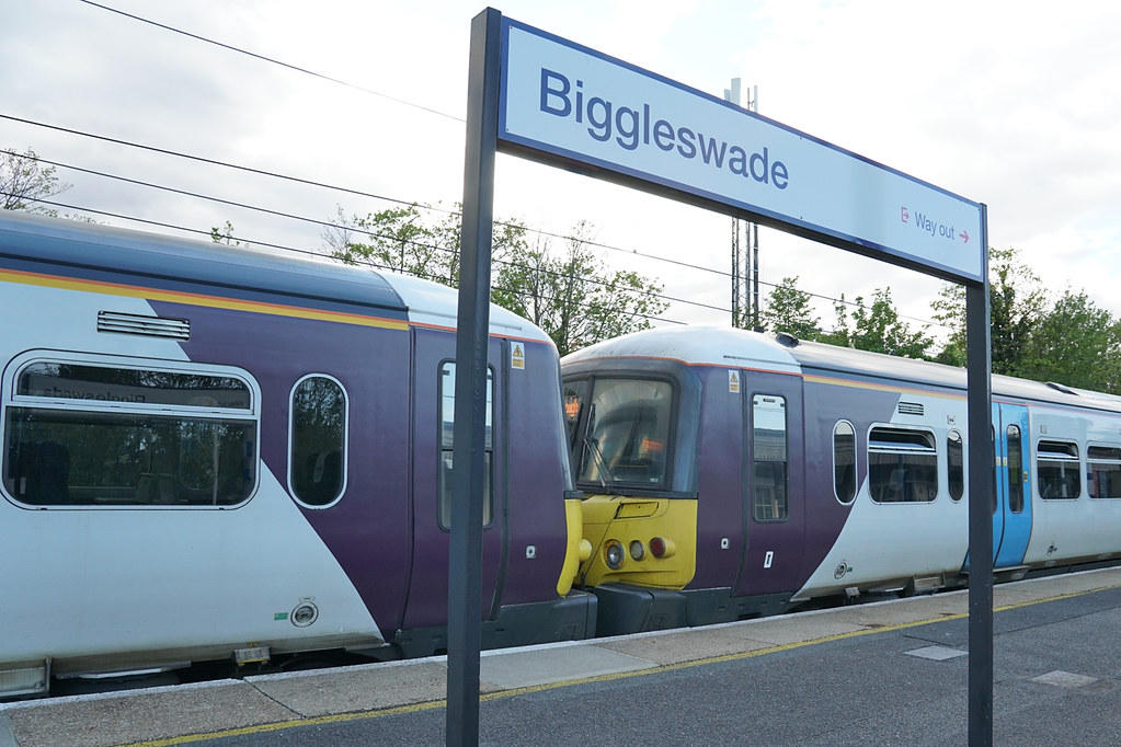 Class 365 Biggleswade [> Way out > 1P52 1812 London Kin… Flickr