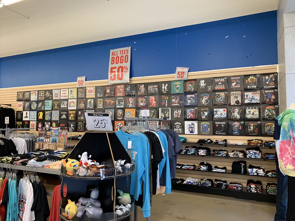 FYE interior FYE 17301 Valley Mall Road, Suite 583, Valley… Flickr