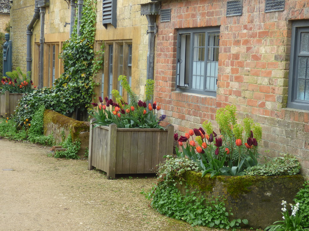 Winthrop's Cafe at Hidcote Manor Garden Tulips A visit t… Flickr
